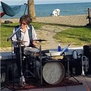 Baterista con experiencia de varias décadas y amplia diversidad de estilos. Enfoque pedagógico flexible y posibilidad de enseñanza en 3 idiomas (español, francés e inglés)
